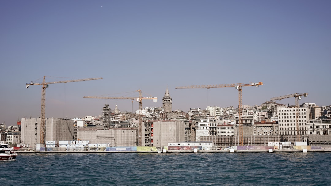 Kentsel dönüşüm sahasında devam eden inşaat çalışmaları