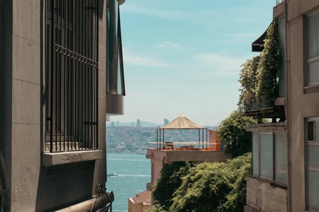 Yeşilköy kentsel dönüşüm projeleri kapsamında inşa edilen modern depreme dayanıklı bina